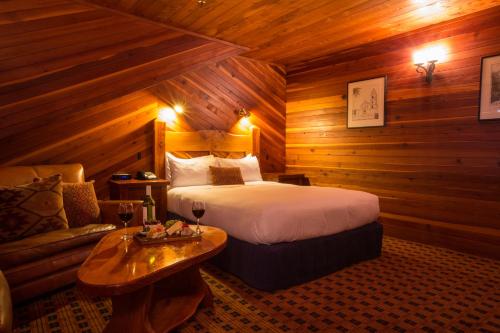 奥阿库尼波德霍恩城堡酒店的一间卧室配有一张床和一个沙发