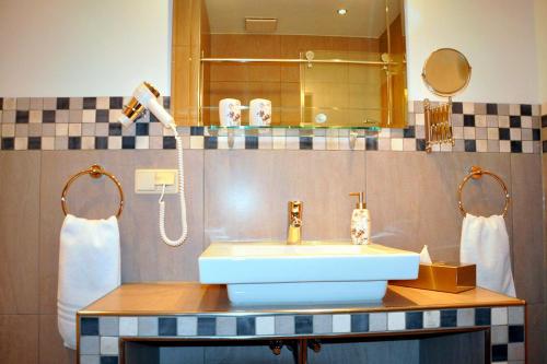 诺伊韦克岛尼葛胡斯酒店的一间带水槽和淋浴的浴室