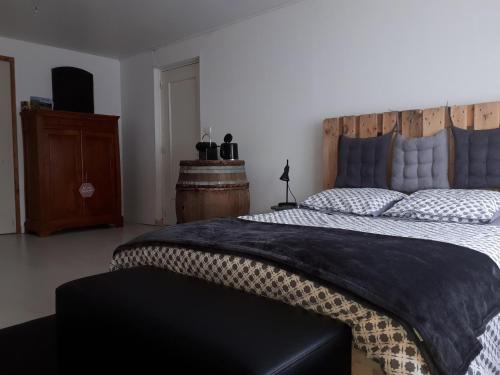 弗勒里尚布雷奥杜努住宿加早餐旅馆的一间卧室配有一张大床和木制床头板