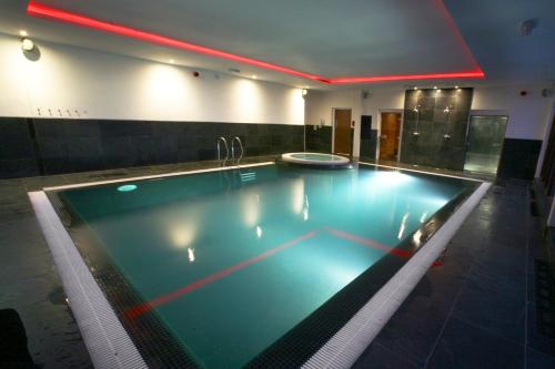 伍尔弗汉普顿Park Hall Hotel and Spa Wolverhampton的在酒店房间的一个大型游泳池