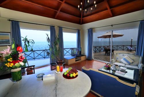 锡特拉阿尔班德尔度假酒店的客厅配有桌子,享有海景