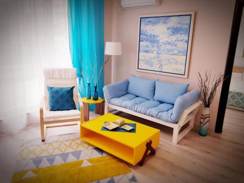 普罗夫迪夫Best Guest Apartments的客厅配有沙发和桌子