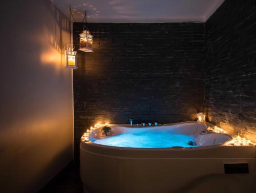 Santa MartaCasa Alfazema do Monte的浴室配有带灯的浴缸。