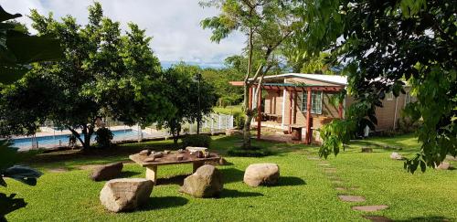 IndependenciaVista Alegre Natural Resort - Bungalows的一个带野餐桌和岩石的花园