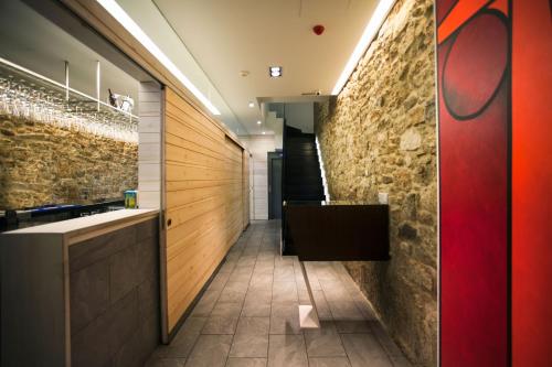 拉科鲁尼亚洛伊丝酒店的石墙浴室走廊