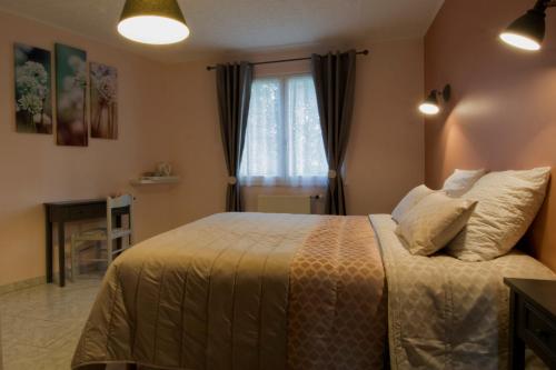 Nuisement-sur-CooleLes Rendzines的一间卧室设有一张床和一个窗口