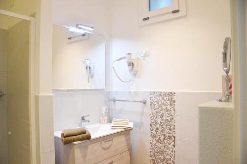 斯特雷萨IL CILIEGIO Affittacamere的一间带水槽和淋浴的浴室