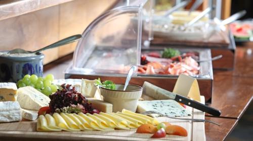 富尔达盖斯索夫阿尔特斯赌场酒店的一张桌子,上面放着一大堆奶酪和其他食物