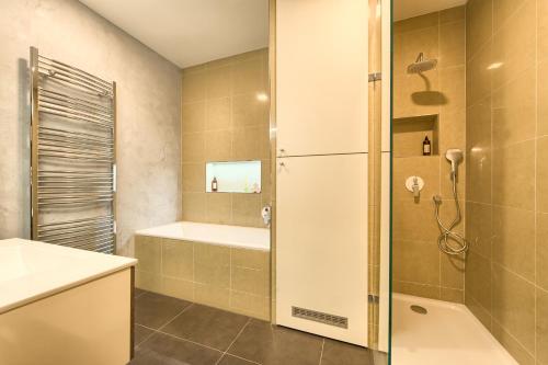 布拉格Spacious And Bright Apartment Dusni 13的带淋浴、浴缸和盥洗盆的浴室