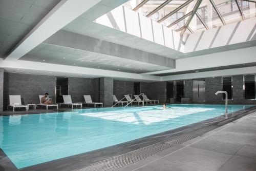 谢西雷拉斯Spa谢尔西瓦尔多欧洲酒店的一座大型游泳池,里面坐着椅子