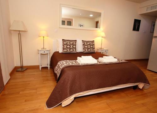 拉纳卡Ithaki Phinikoudes Apartment 307的一间卧室配有一张大床和两条毛巾