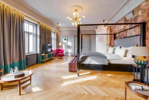 里加Grand Poet Hotel and SPA by Semarah的一间酒店客房,配有一张床和一台电视