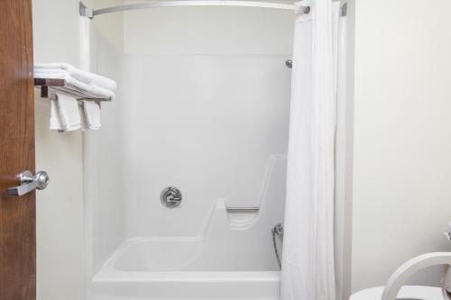 克利尔莱克明湖速8酒店的一间带白色淋浴帘的浴室