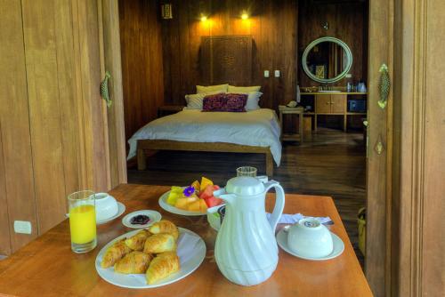别霍港Lanna Ban Hotel的一间设有餐桌和一张床铺的房间