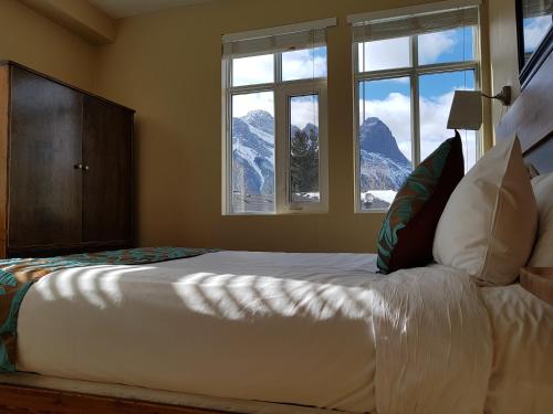 坎莫尔坎莫尔日落度假酒店及Spa的一间带一张床的卧室,享有山景