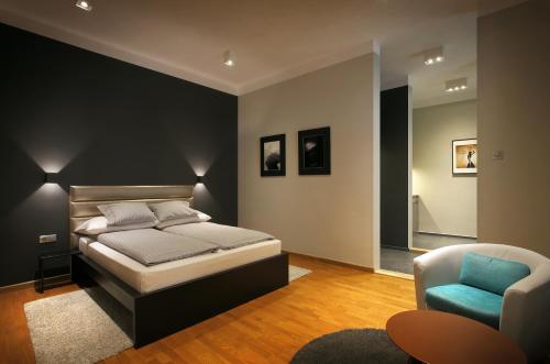 布达佩斯布达佩斯市中心门户酒店的一间卧室配有一张床和一把椅子