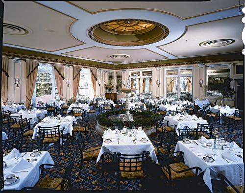 科罗拉多斯普林斯布罗德莫酒店的一间设有白色桌椅的用餐室