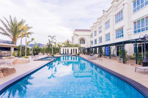 Ban Na Phong埃拉旺酒店的一座带大楼的度假村的游泳池