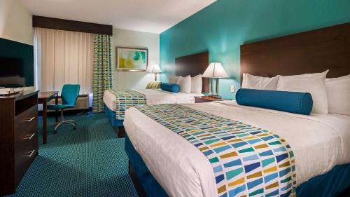彭萨科拉布鲁安格贝斯特韦斯特PLUS酒店的酒店客房配有两张床和一张书桌