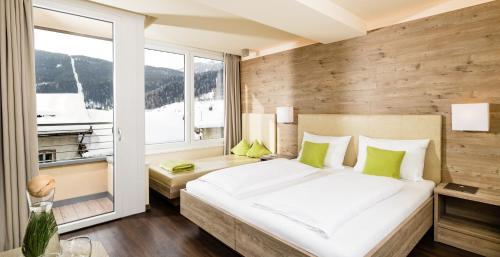 雷西亚阿克提夫​​雪绒花酒店的一间卧室设有一张大床和一个窗户。