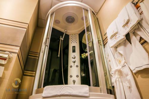 杜阿拉拉法莱斯酒店的带淋浴、卫生间和盥洗盆的浴室