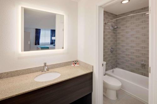 佛罗伦萨豪生佛罗伦萨酒店的浴室配有盥洗盆、卫生间和浴缸。