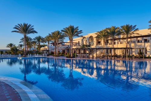 沙姆沙伊赫杰斯观景台度假酒店的一座棕榈树和建筑的大型游泳池