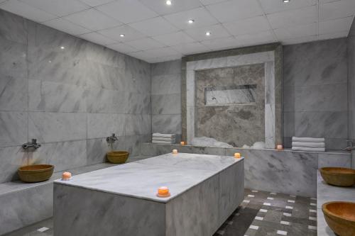 沙姆沙伊赫杰斯观景台度假酒店的带浴缸、两个盥洗盆和柜台的浴室