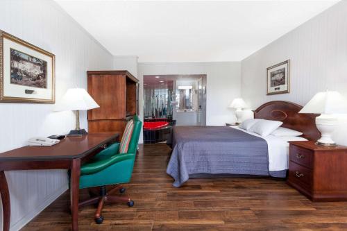 豪生快捷旅馆客房内的一张或多张床位