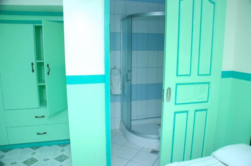 安吉利斯可莫斯酒店和餐厅的带淋浴的浴室和玻璃门