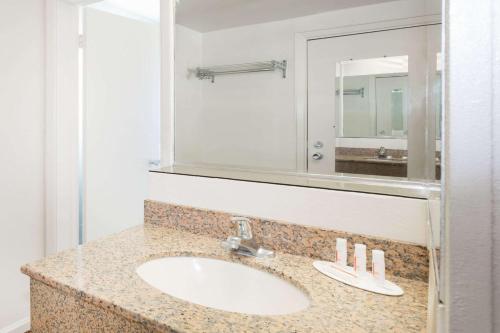 斯泰茨伯勒斯泰茨伯罗骑士旅馆的一间带水槽和镜子的浴室