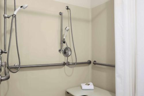 马尼斯蒂曼尼斯提速8酒店的带淋浴帘和卫生间的浴室