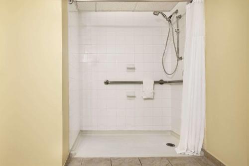 庞塞Caribe Hotel Ponce的浴室内设有带浴帘的白色淋浴