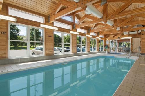 坎卢普斯坎卢普斯城市中心旅程住宿酒店的一座带木制天花板的别墅内的游泳池