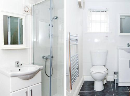 伦敦1BD Apartment in Dalston的浴室配有卫生间、盥洗盆和淋浴。
