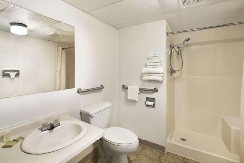 RedfieldSuper 8 by Wyndham Redfield的白色的浴室设有水槽和卫生间。