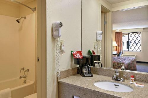 兰塔纳兰坦纳西棕榈滩速8酒店的一间带水槽和镜子的浴室