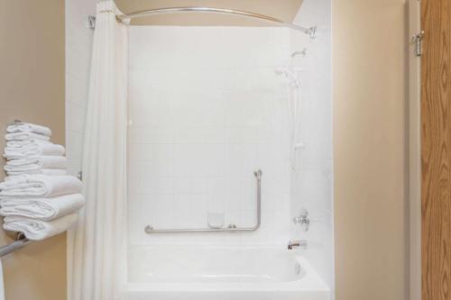 平彻克里克平彻溪速8汽车旅馆的带淋浴、水槽和毛巾的浴室