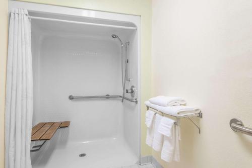 费耶特维尔费耶特维尔速8酒店的带淋浴和白色毛巾的浴室