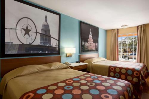 奥斯汀国会大厦中心速8酒店的酒店客房设有两张床和窗户。