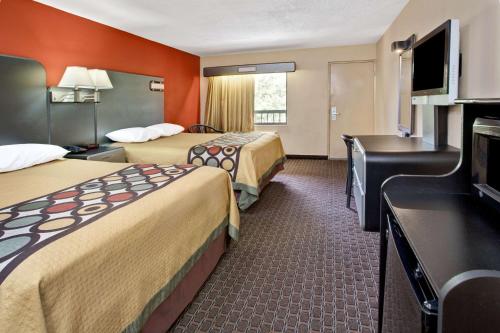 奥兰多基西米大门速8酒店的酒店客房设有两张床和一台平面电视。