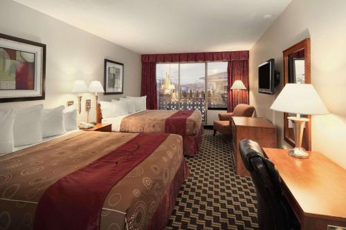 纳奈莫纳奈莫旅游宾馆的酒店客房设有两张床和窗户。