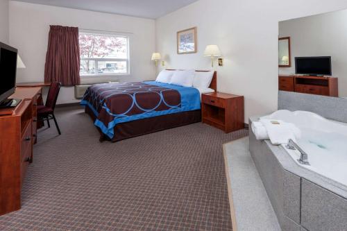 埃德蒙顿西埃德蒙顿速8酒店的酒店客房配有一张床和浴缸。