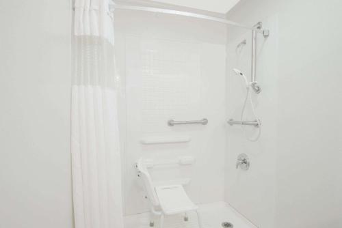 曼斯菲尔德酒店的一间浴室