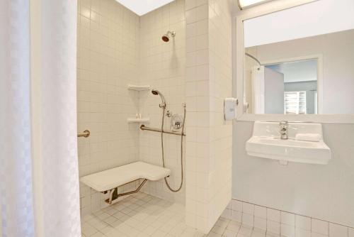 米尔谷米尔谷/索萨利托温德姆旅程住宿的白色的浴室设有水槽和淋浴。