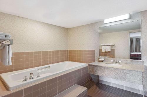温彻斯特温彻斯特旅程住宿旅馆的带浴缸和盥洗盆的浴室