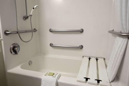 南帕诸岛南帕诸岛速8酒店的带淋浴的浴室配有白色浴缸。