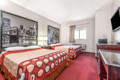 北卑尔根速8北卑尔根酒店的酒店客房设有两张床和一台平面电视。
