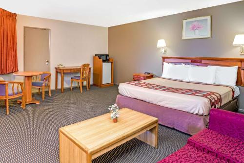 阿普兰阿普兰速8酒店的酒店客房配有一张床铺和一张桌子。