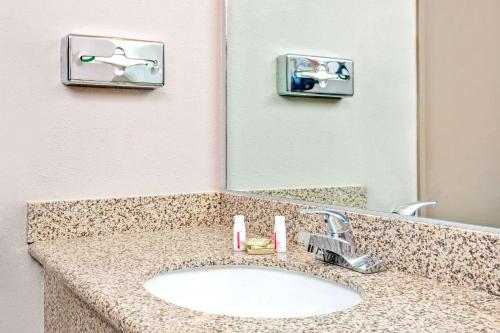 阿普兰阿普兰速8酒店的一间带水槽和镜子的浴室